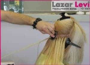 הארכת שיער בלונד חלק על ידי תוספות שיער בקרטין