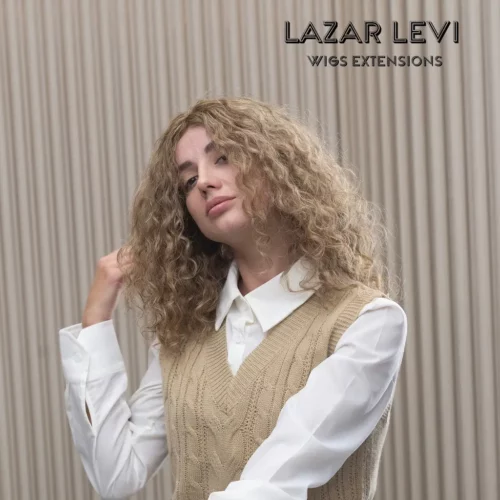 פאת מתולתלת שירה - מבט נוסף המציג את חיות התלתלים ותנועתם