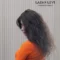 פאת שיער טבעי מיה - מבט צד המדגיש את האורך והתלתלים הטבעיים